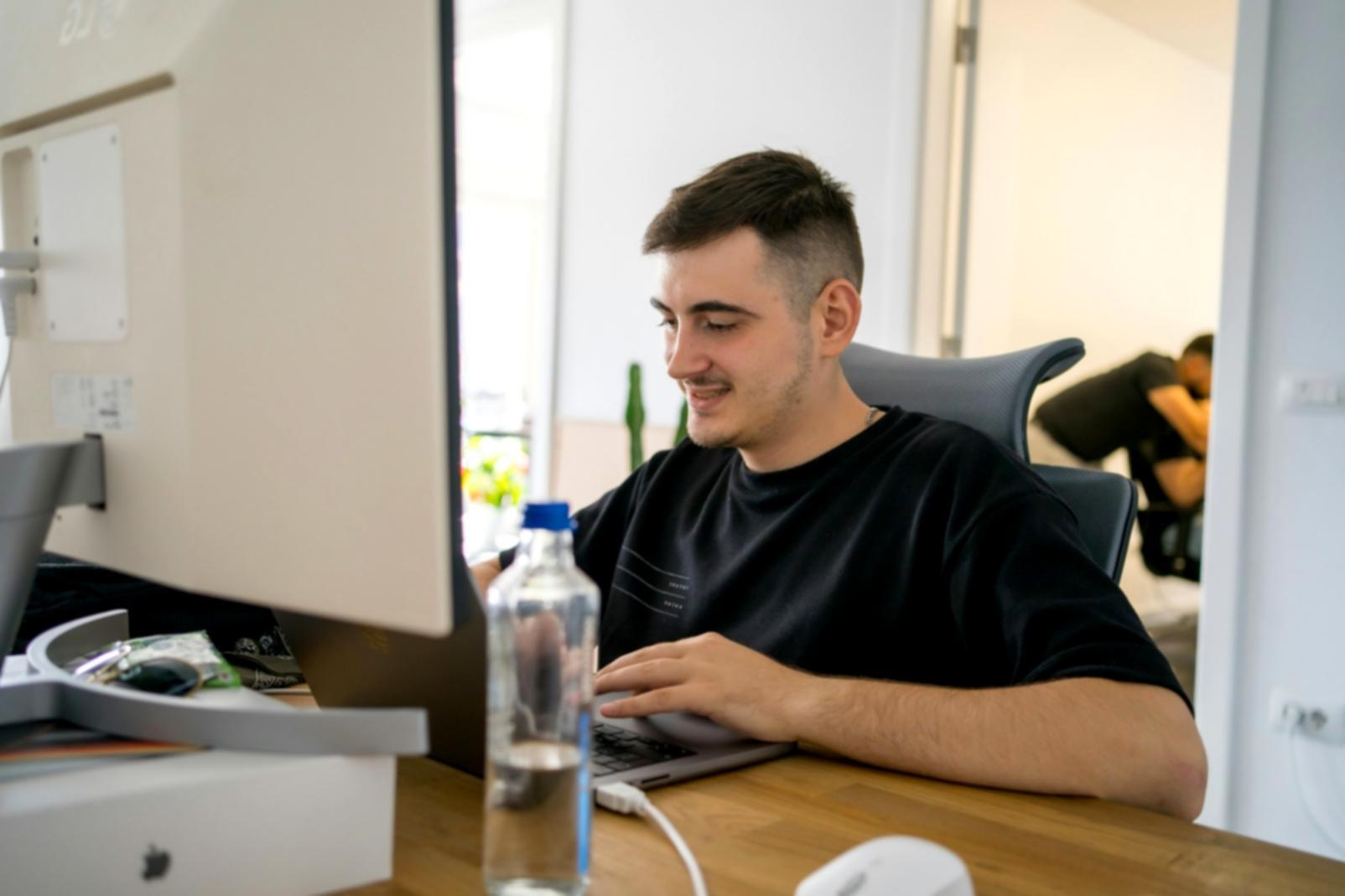 Environnement de travail d'analyse financière avec documentation